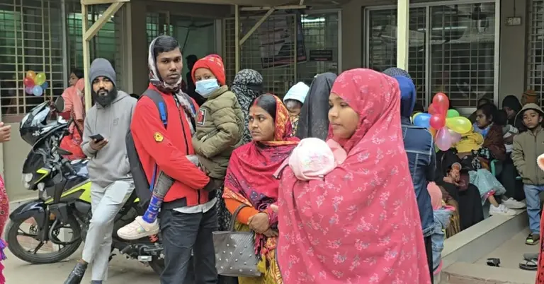 স্বাস্থ্যকেন্দ্রের বাইরে রোগী ও অভিভাবকদের ভিড়